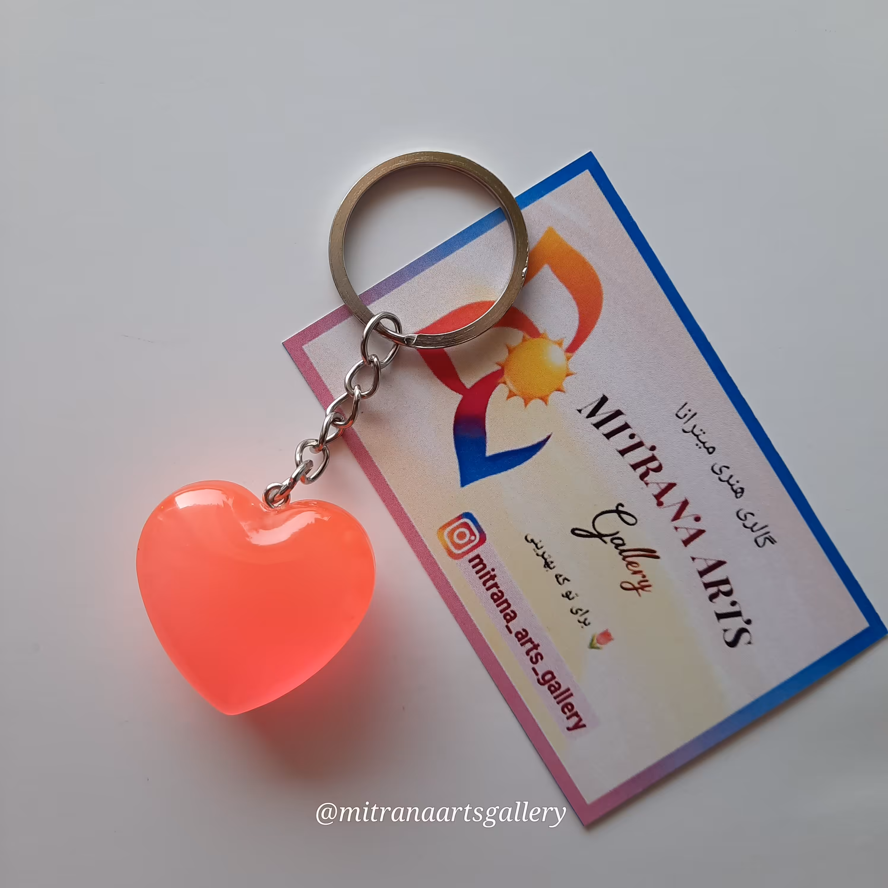  جا سوئیچی رزینی شب تاب سرکلیدی شبتاب رزینی مدل قلب صورتی و گلبهی کاملا حجمی و دو طرفه با حلقه جا کلیدی تخت