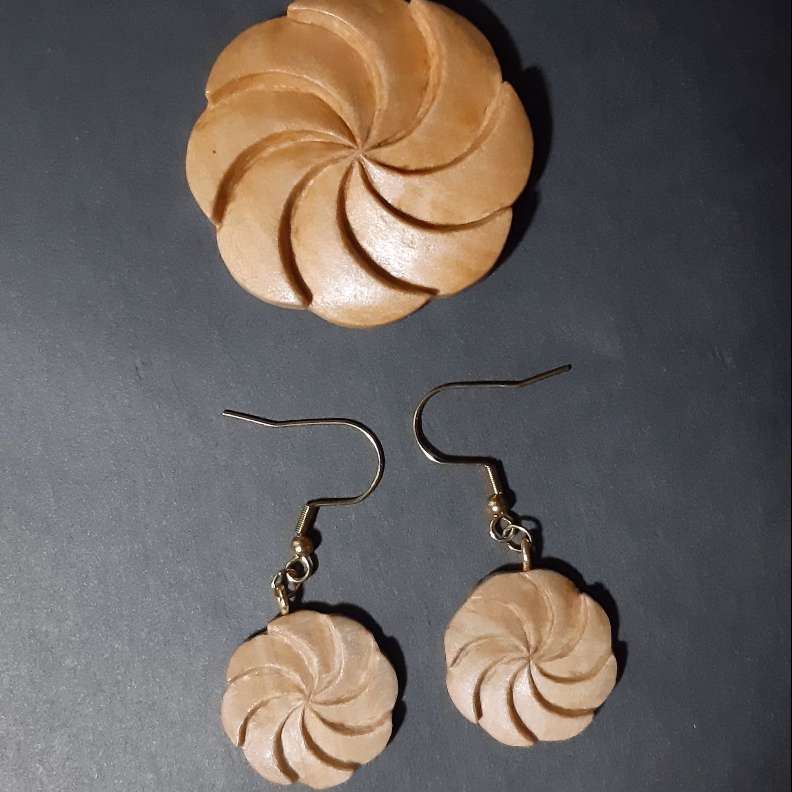 ست گردنبند و گوشواره چوبی طرح گرداب با چوب گلابی و پوشش روغن گیاهی