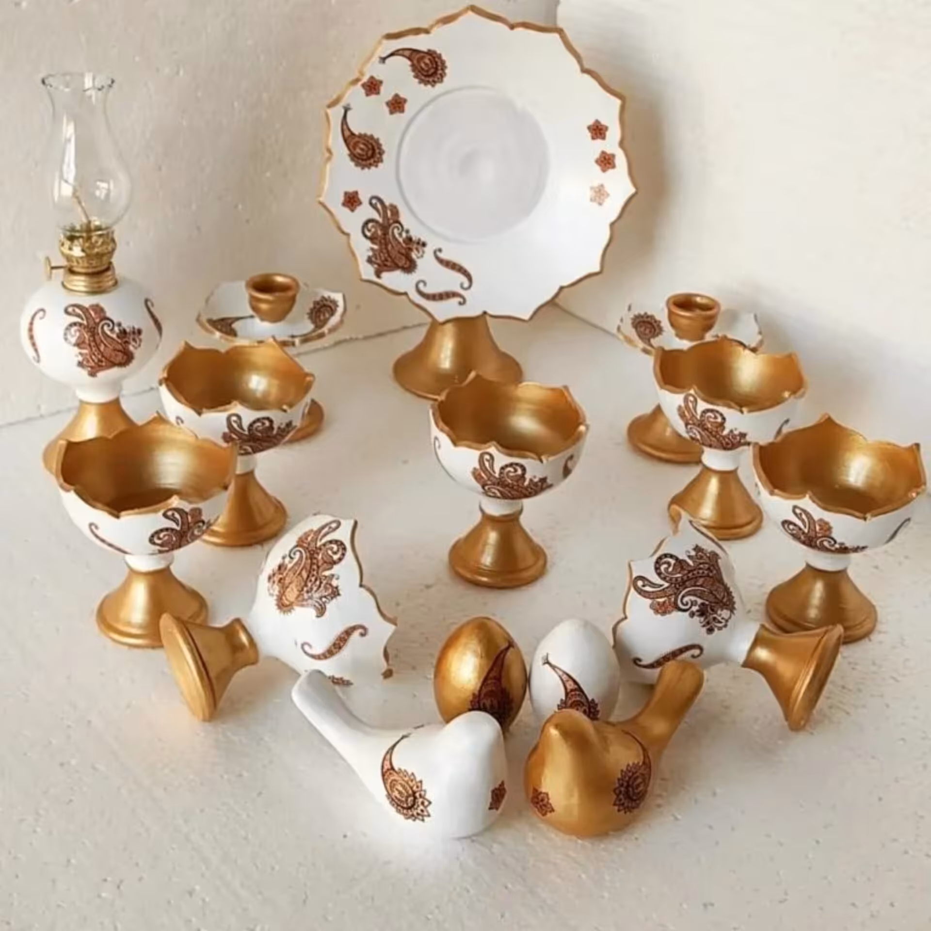 مجموعه ظروف هفت سین 15پارچه مدل ترمه باطراحی خاص جنس سفال ودست سازمیباشدقابل شستشواست  