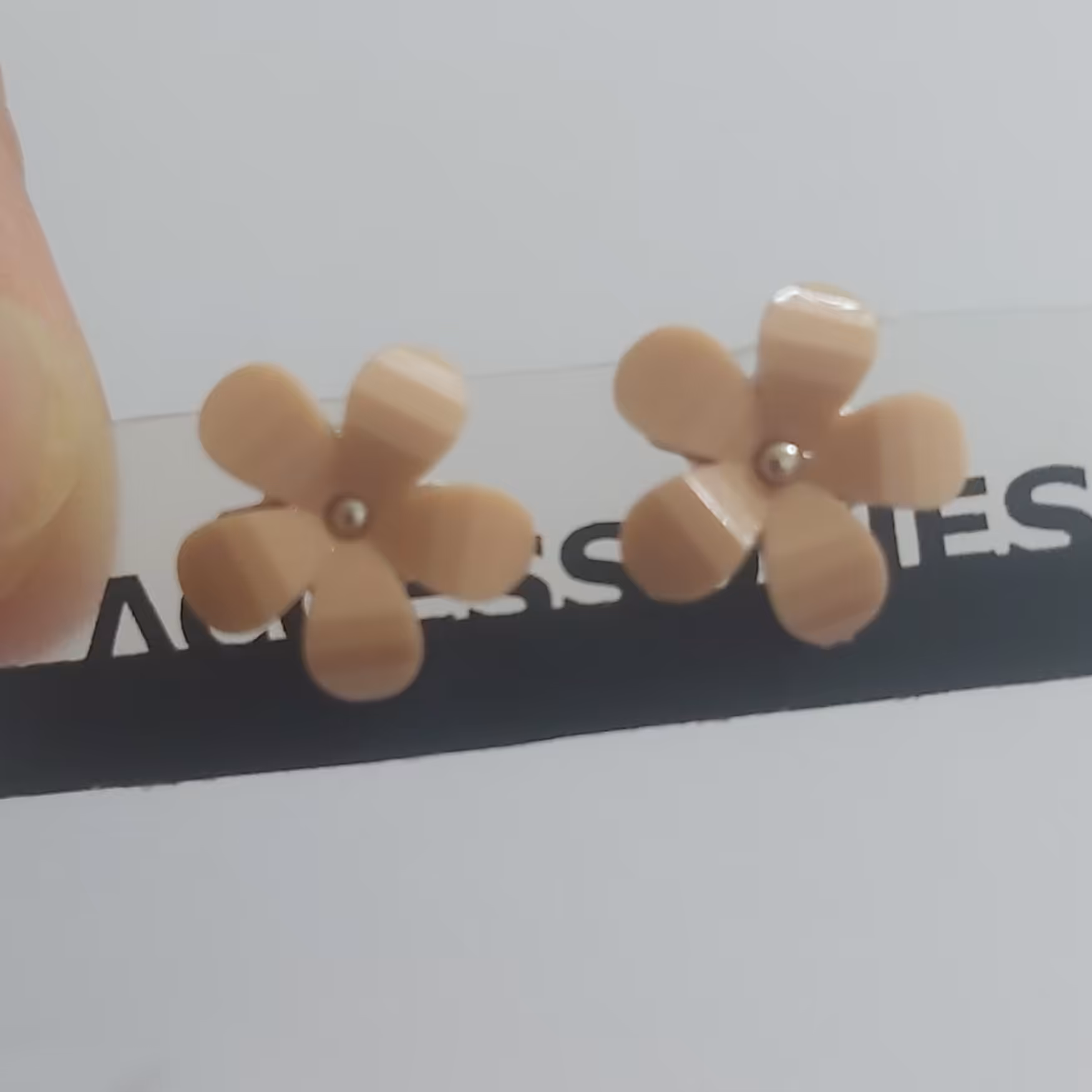 گوشواره طرح گل گلبهی رنگ یک سانت و نیمی نزدیک دو سانت رنگ ثابت وارداتی و شیک مناسب هدیه زنانه و دخترانه