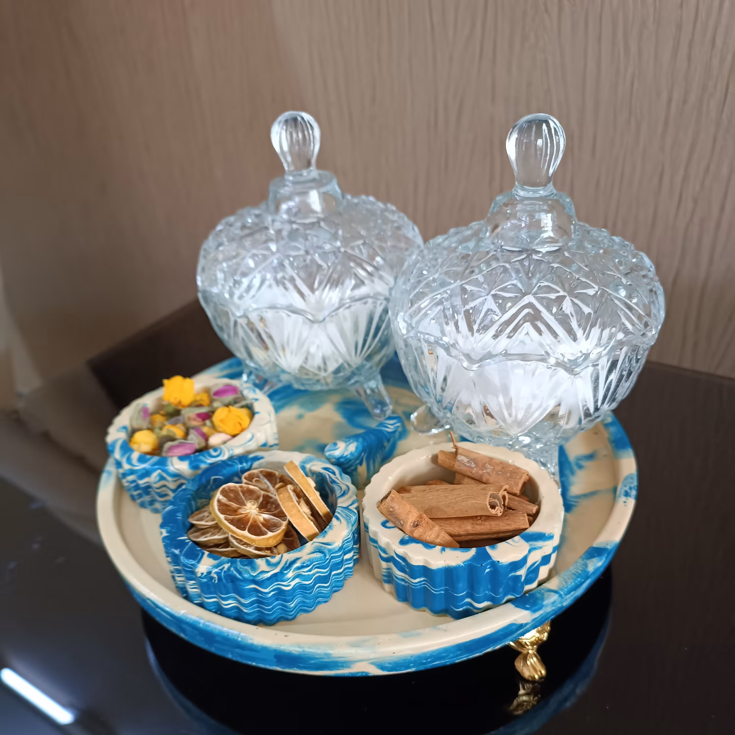 ست پذیرایی بتنی با رنگ دلخواه و پایه های طلایی