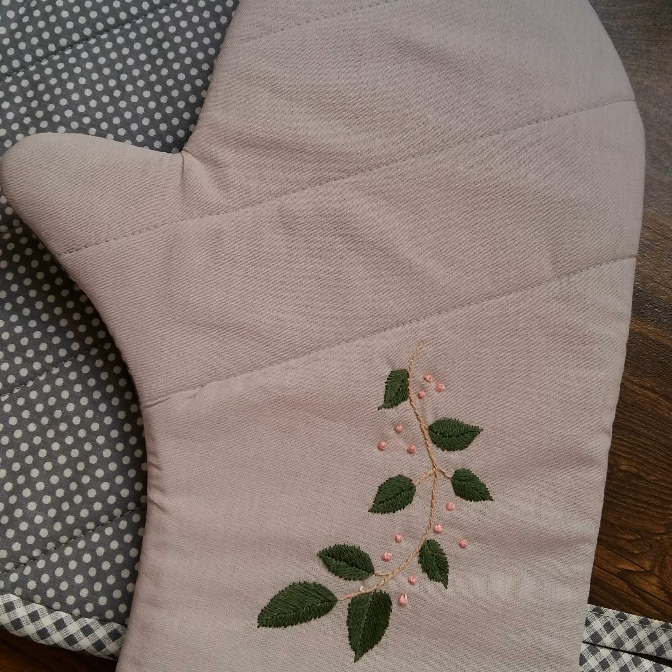 دستکش‌فر گلدوزی شده