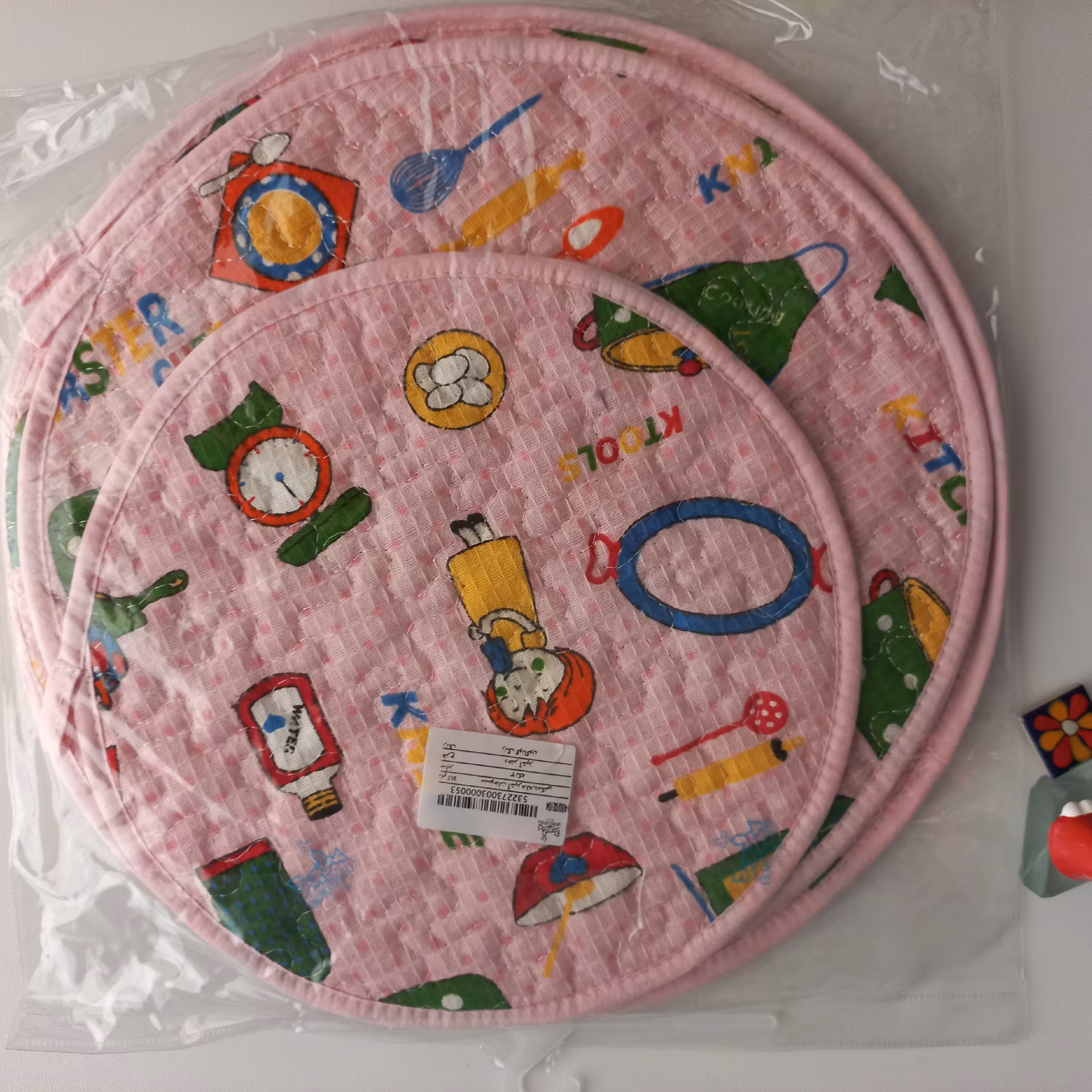 دمکنی سه تیکه نسوز و پنبه دوزی شده پارچه بروجرد و در سه سایز 28 و 33 و 38 سانتیمتر طرح دختر آشپز