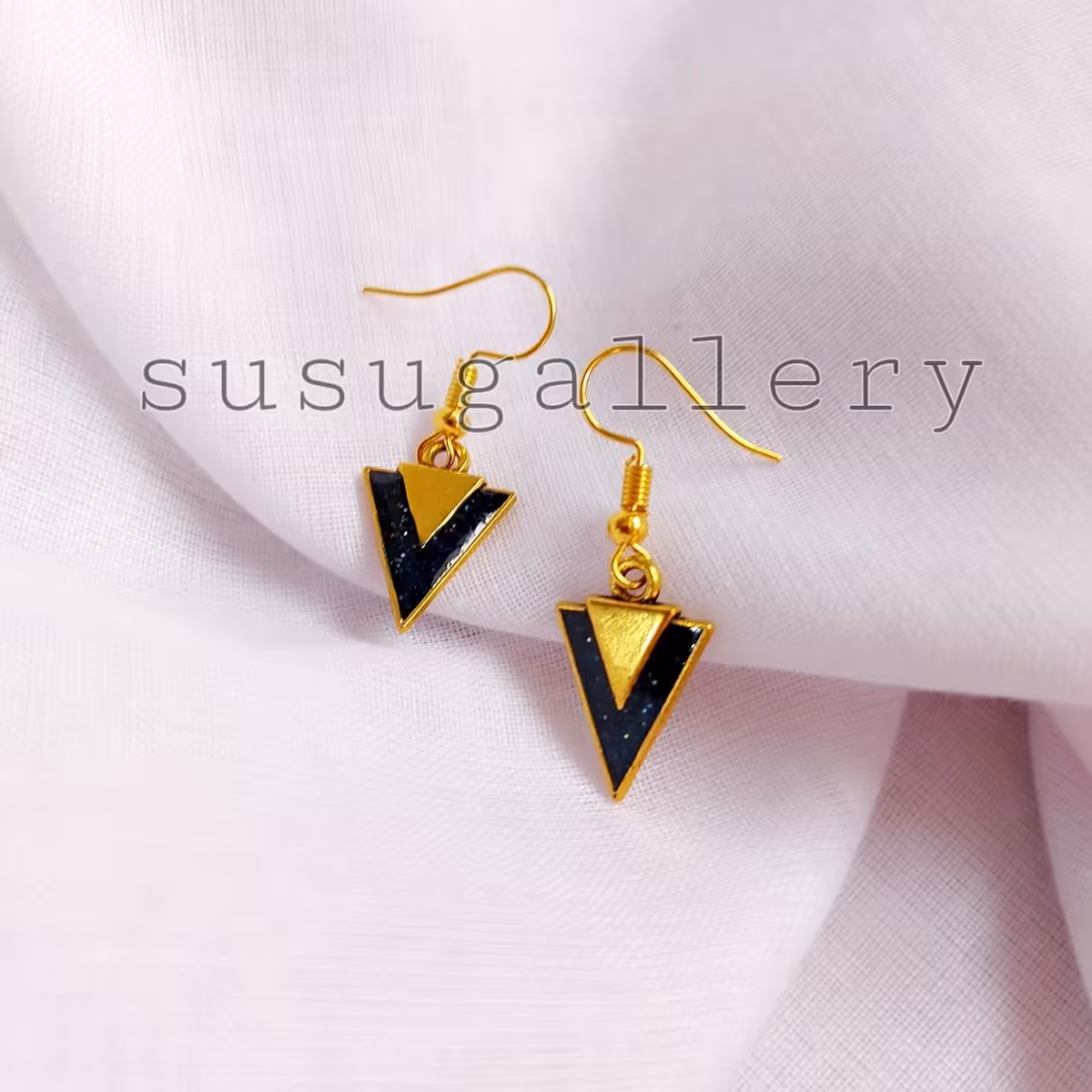 گوشواره آویز مثلثی طلایی کار شده با رزین