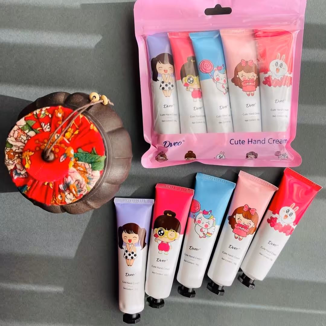 کرم مرطوب کننده و آبرسان دست فانتزی  سایز جیبی (فروش هم به صورت پک هم به صورت تک)قیمت تک محصول در غرفه گذاشته شده است