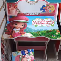 میز تحریر کودک طرح دختر توت فرنگی ( 3 الی 13 سال ) رنگ صورتی ( دخترانه )