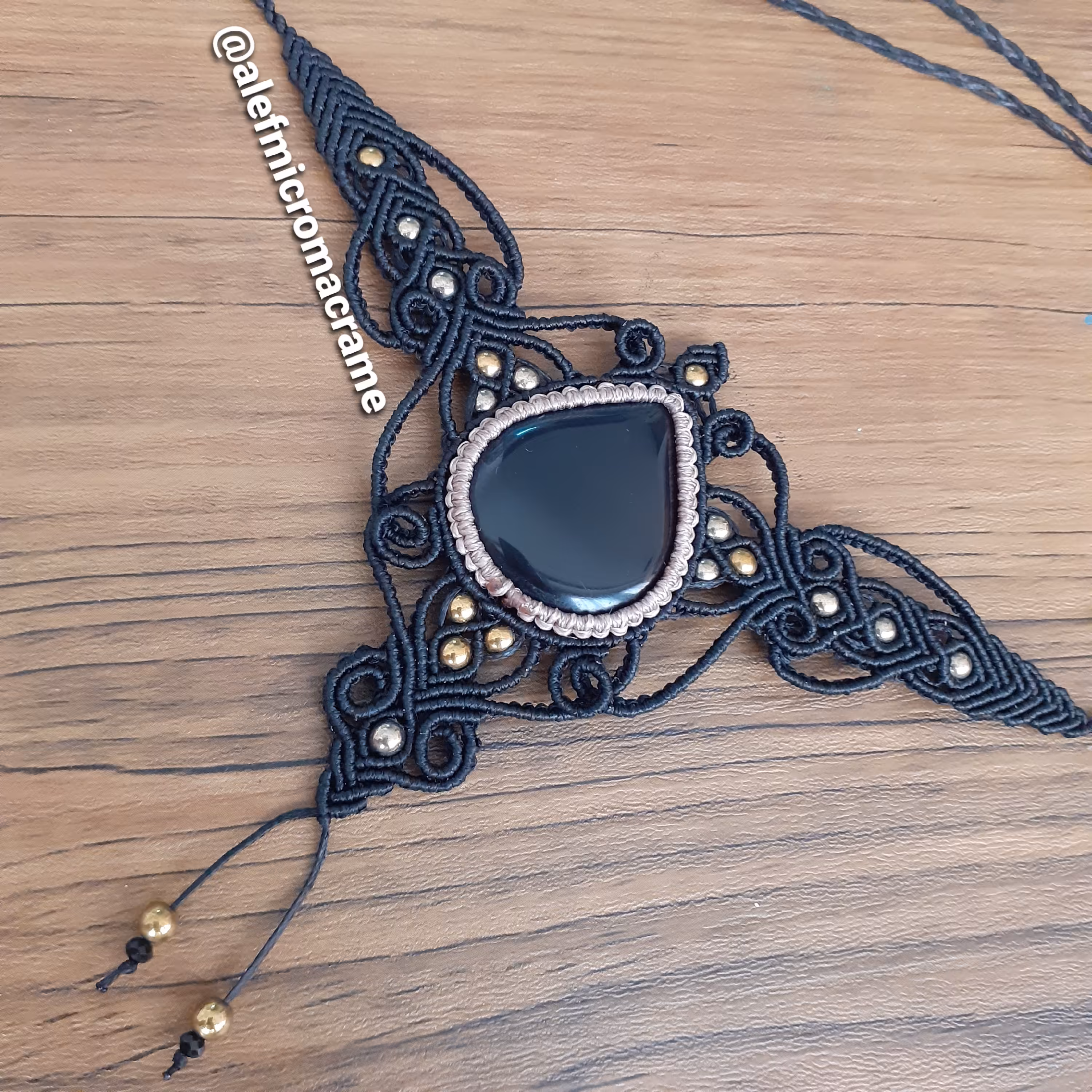 گردنبند میکرومکرومه مشکی با سنگ چشم گربه اشکی