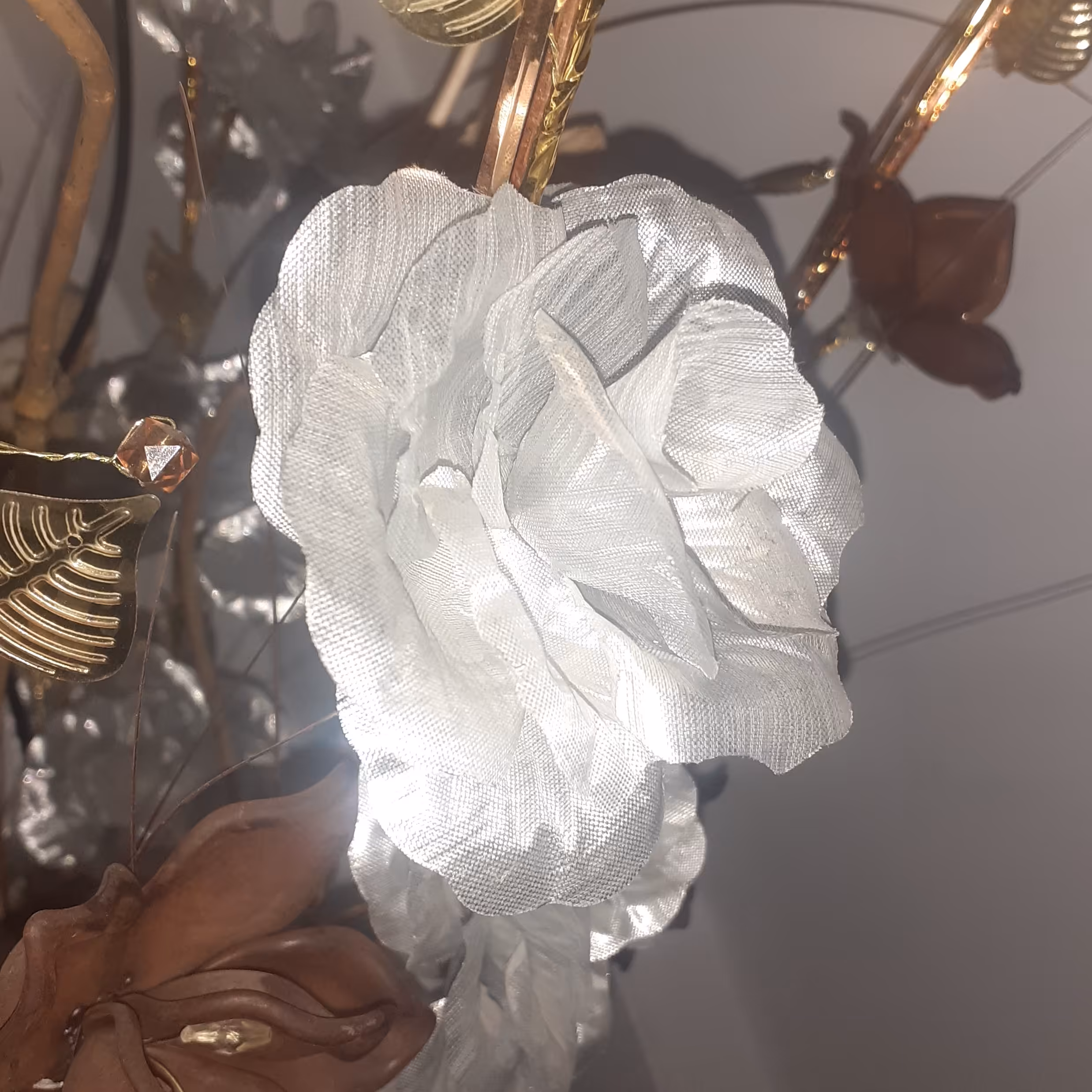 گل رز نقره ای