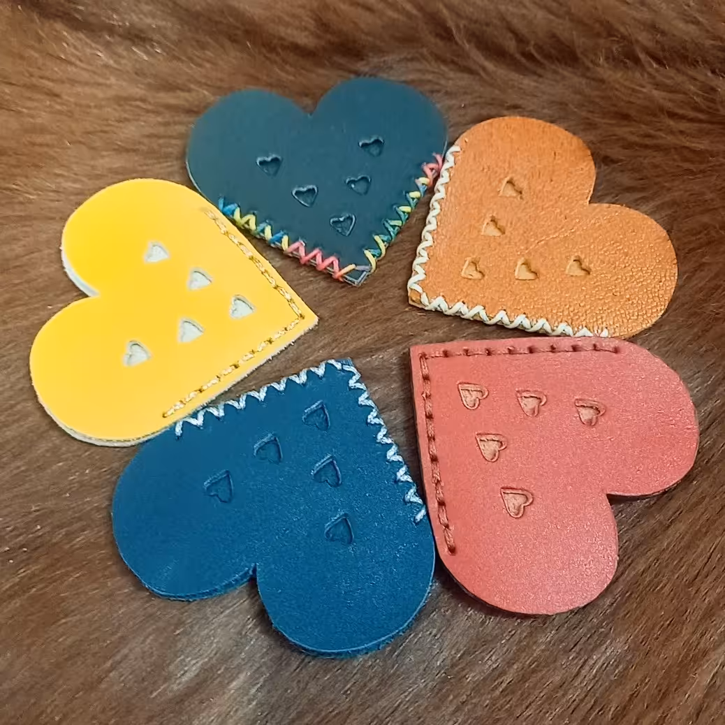 نشان کتاب چرم طبیعی بزی دستدوز  مدل قلب