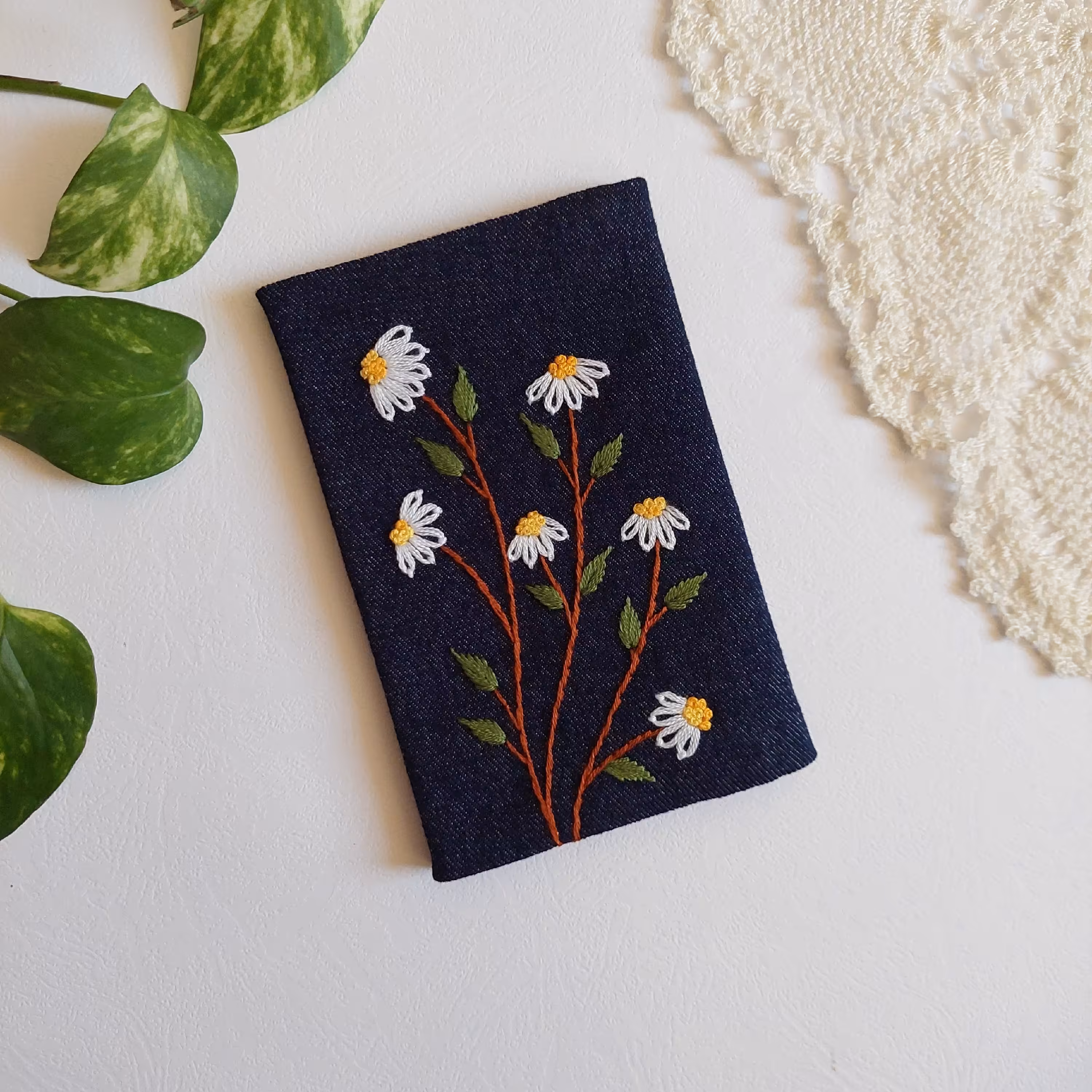 جای دستمال کاغذی گلدوزی شده با دست طرح بابونه