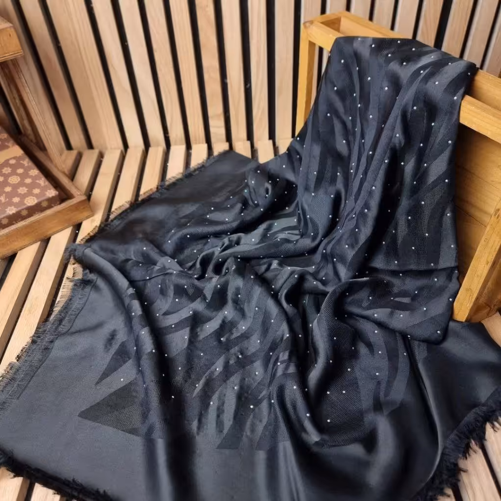 روسری ابریشم ژاکارد قواره 140 نگین دار اتریشی ریش پرزی