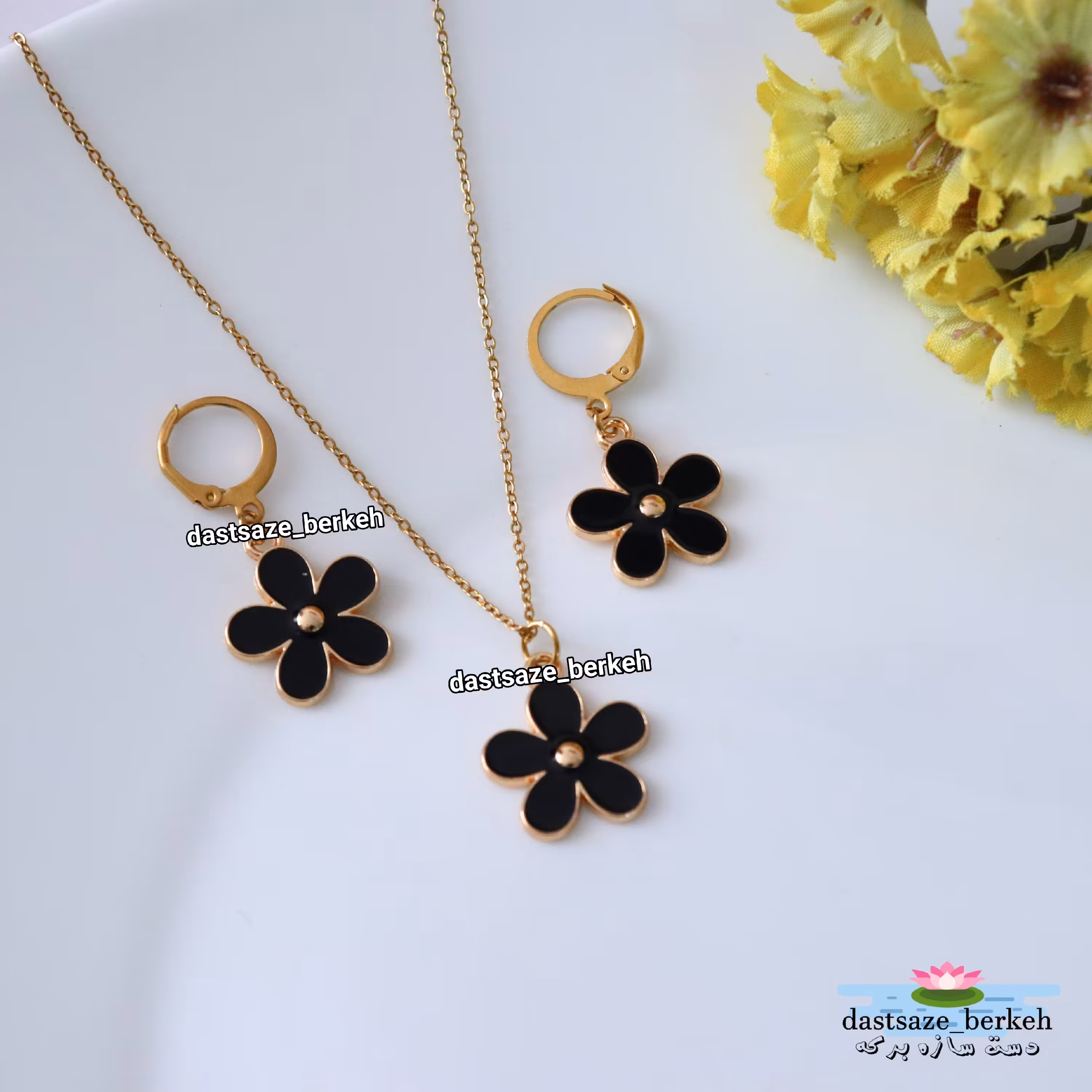 نیمست طرح گل شامل گردنبند و گوشواره. قبل از سفارش موجودی بگیرین . گردنبند گل ، گوشواره گل . گل صورتی . گل مشکی