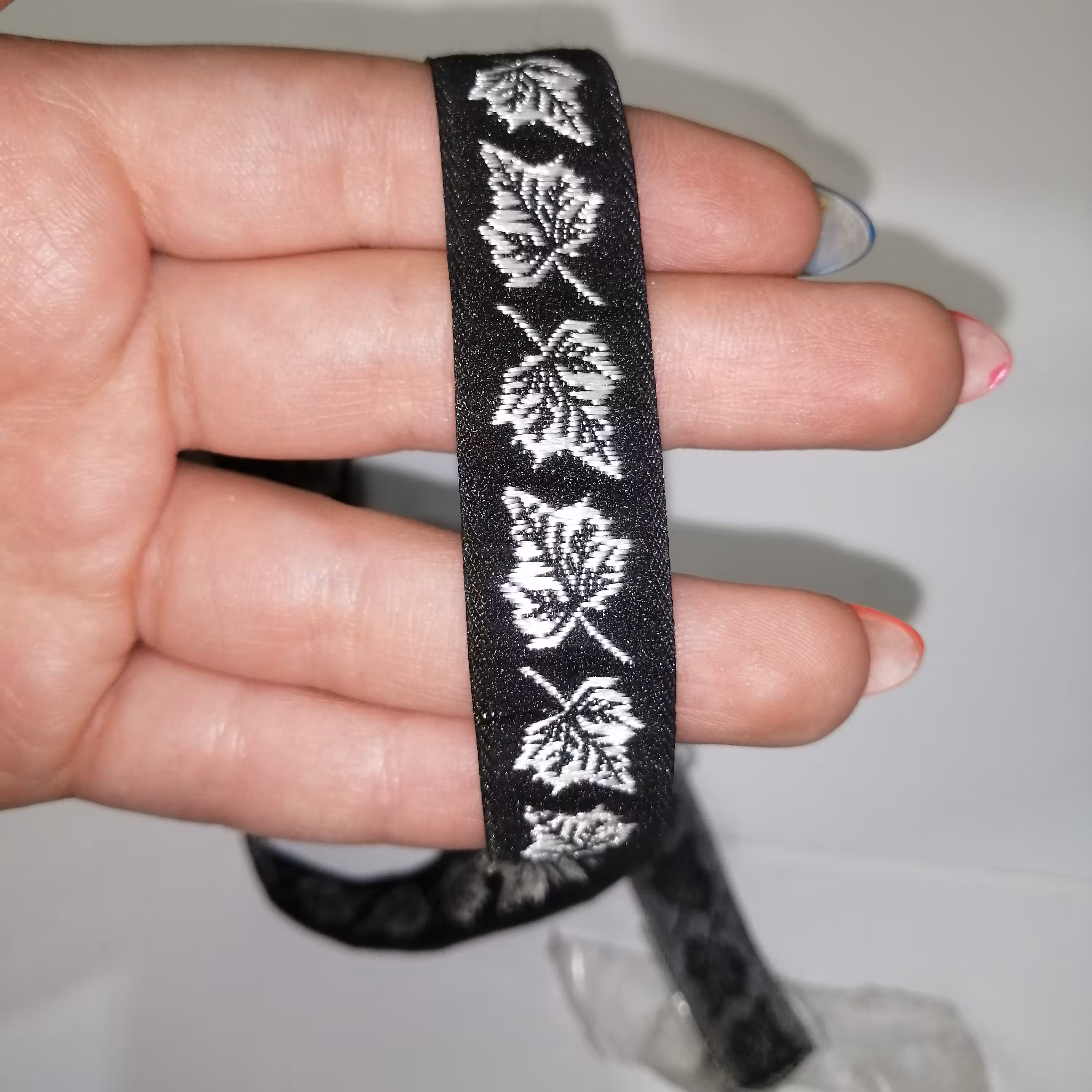 یراق تزئینی لباس مخمل مشکی نقره ای طرح برگ عرض یک و نیم و طول 1 متر 