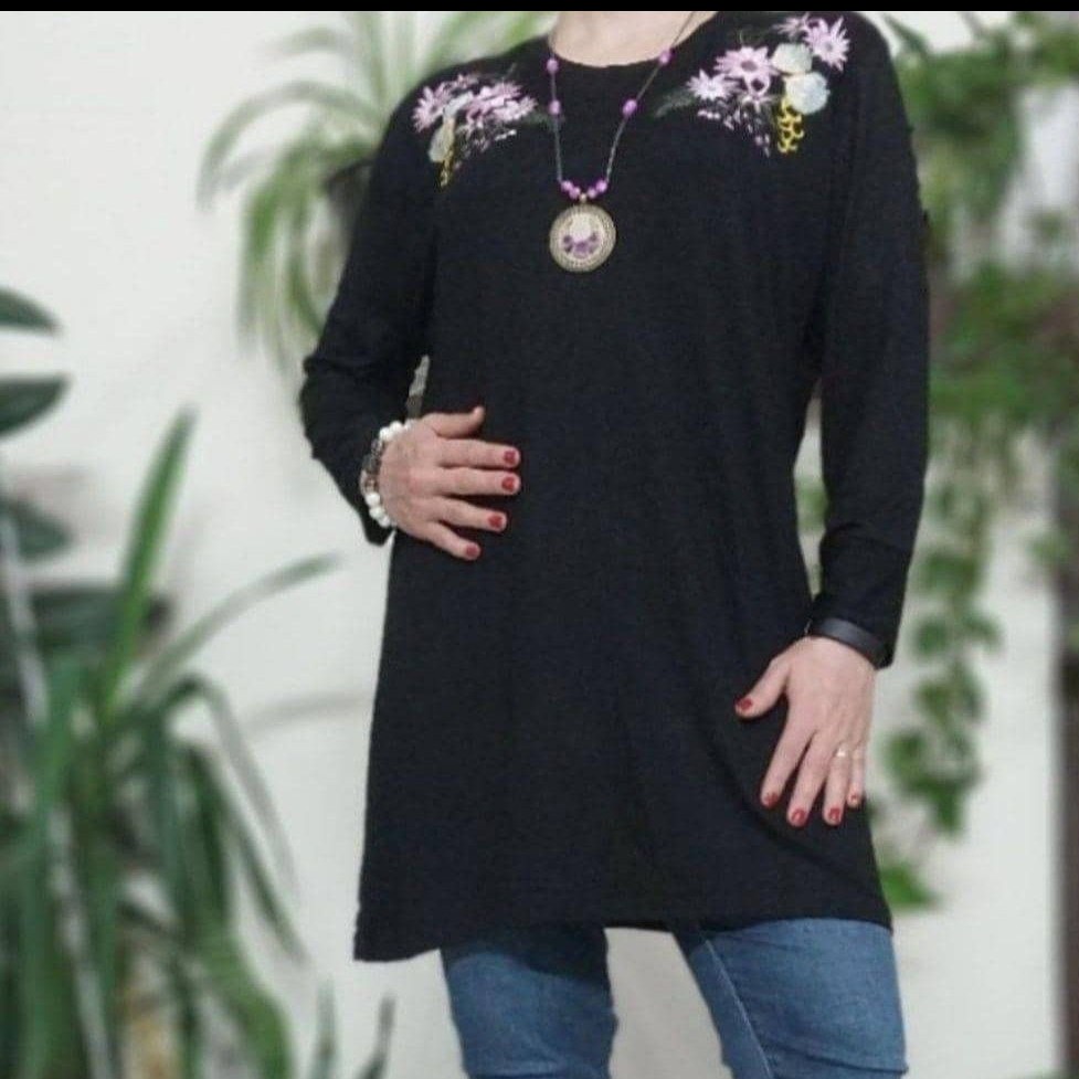 تونیک زنانه دارای گلدوزی در قسمت پیش سینه