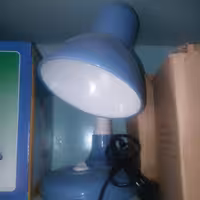 چراغ مطالعه رومیزی و گیره دار  در رنگ بندی آبی و بنفش و سبز