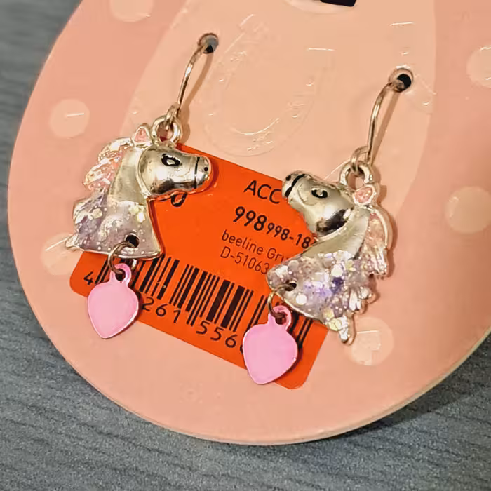 گوشواره بچگانه دخترانه اسب زیبا هفت رنگ.مناسب هدیه...روزانه بدلیجات 50 درصد تخفیف رو استوری میکنیم.مارو دنبال کنید.