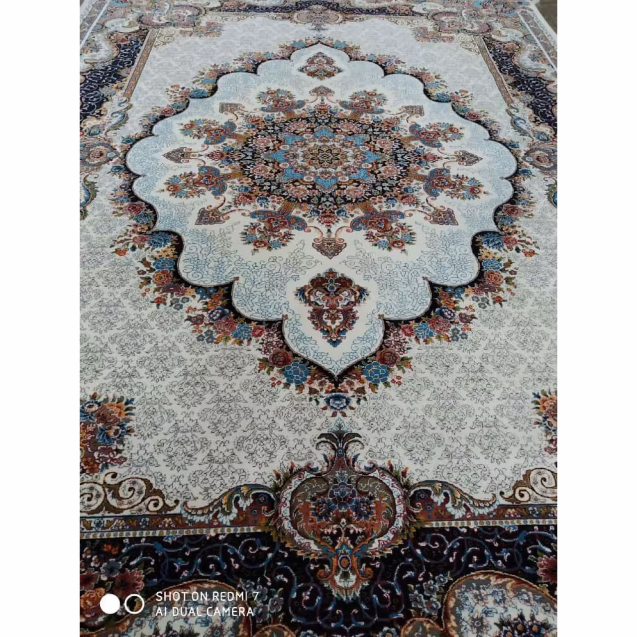 فرش نقش نیلا کرم رنگ 700 شانه 12 متری