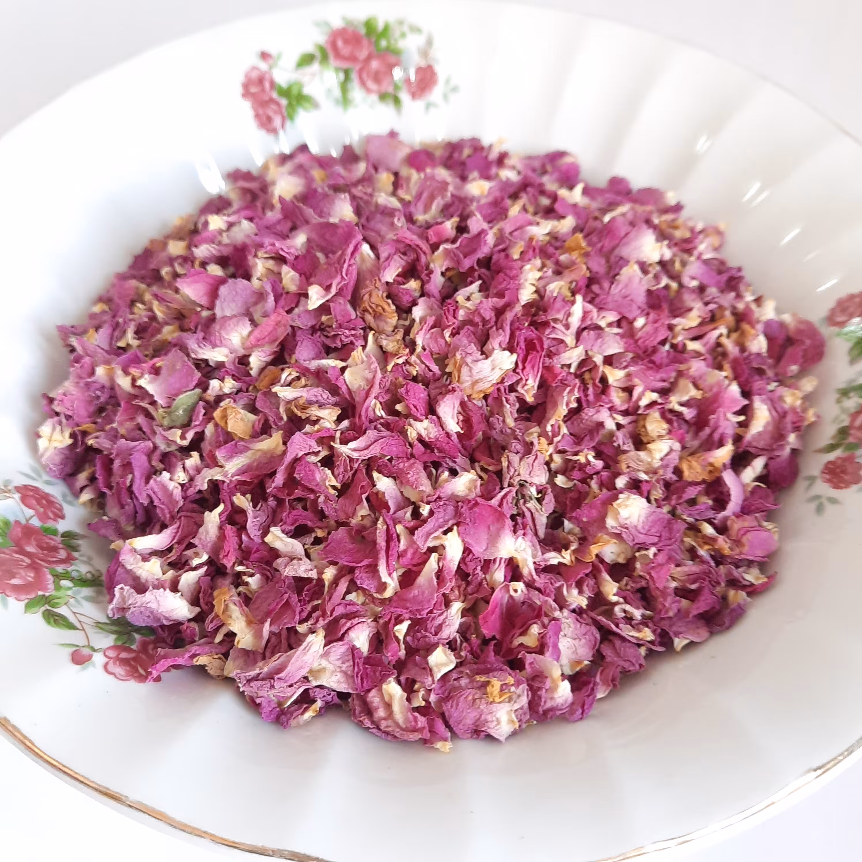 گلبرگ گل محمدی خشک شده ،عطر ورنگ عالی قابل استفاده به صورت پودر در غذا 