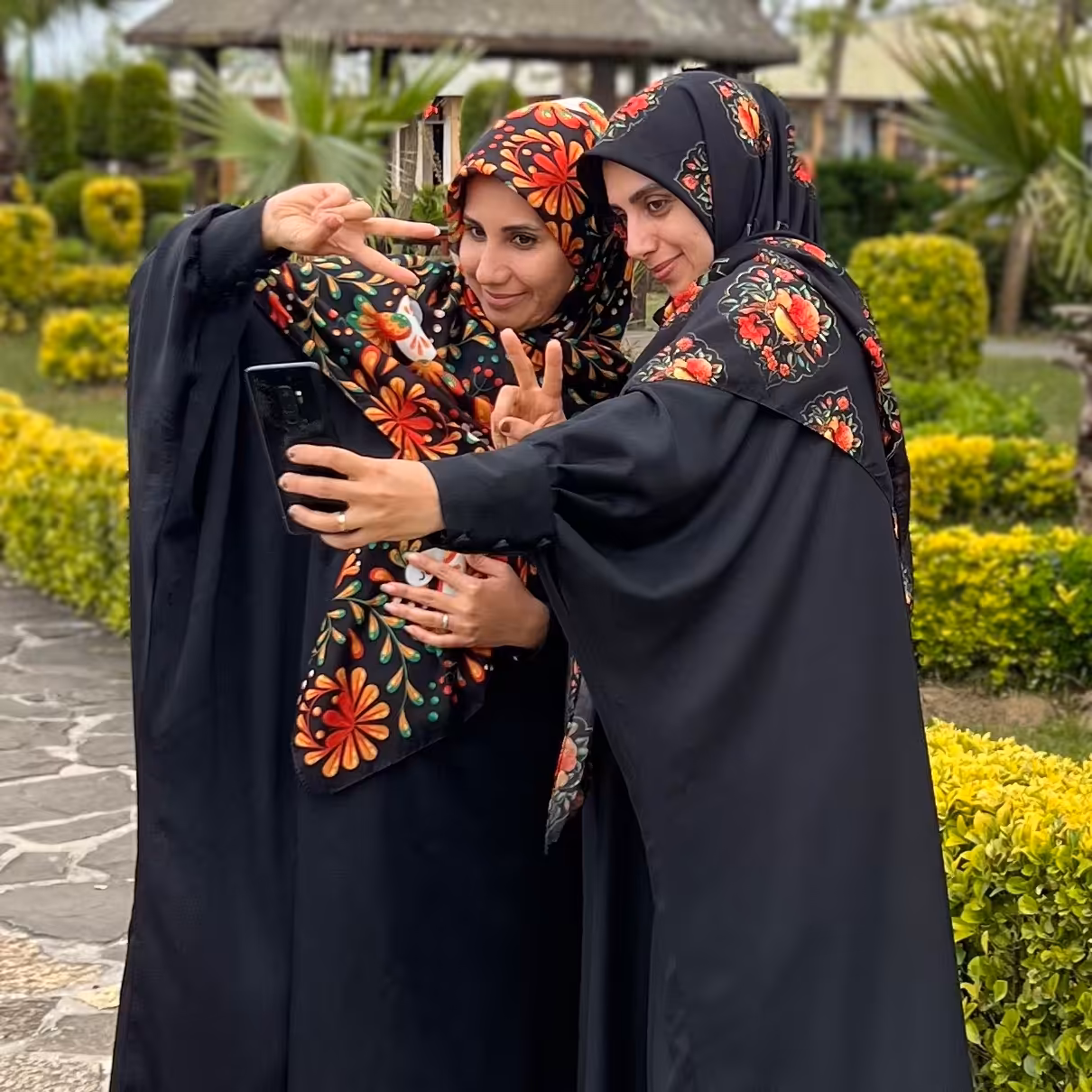 روسری نخی قواره دار طرح گل و مرغ سبک و خنک