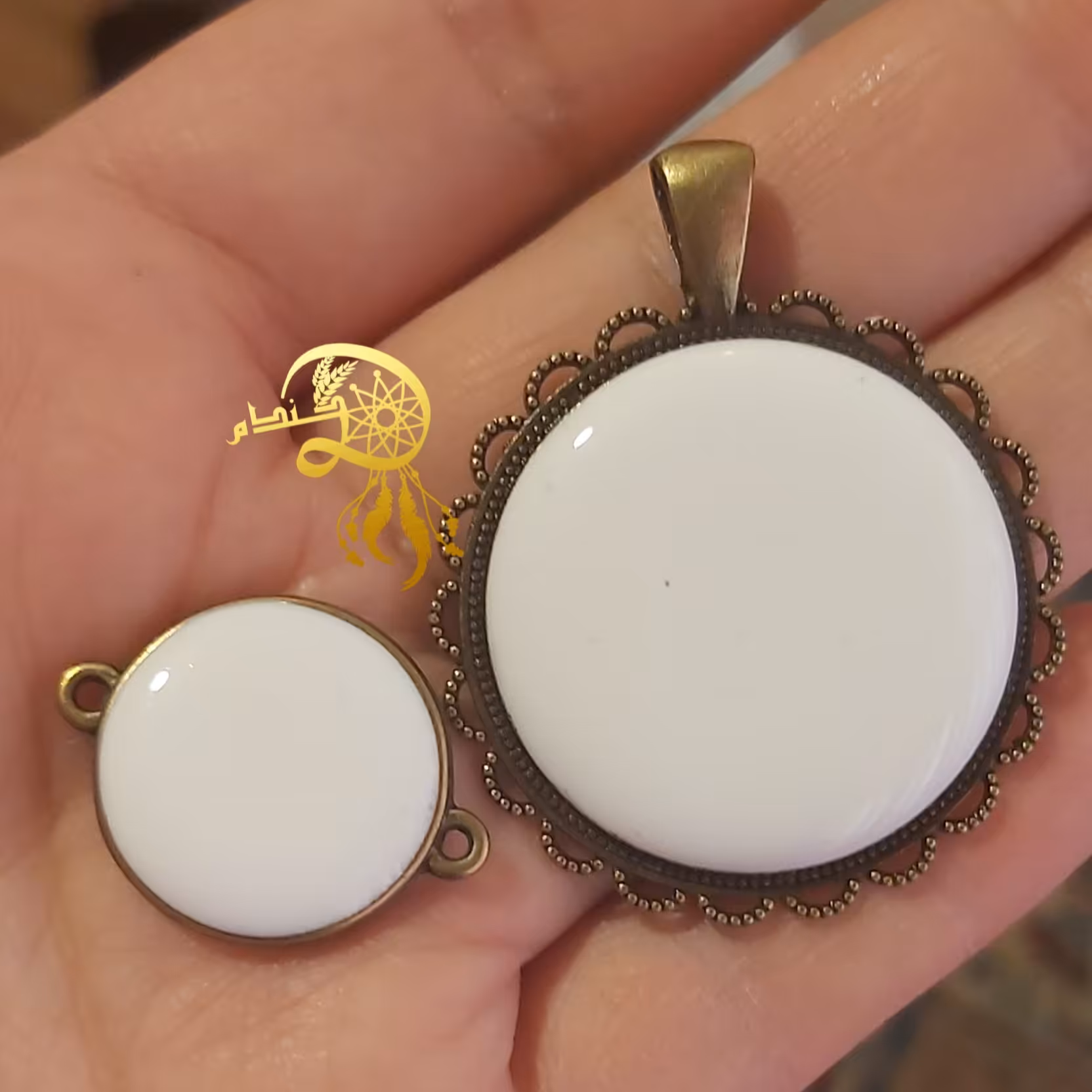 ست پلاک گردنبندی وددستبندی رزینی سفید مدل گرد