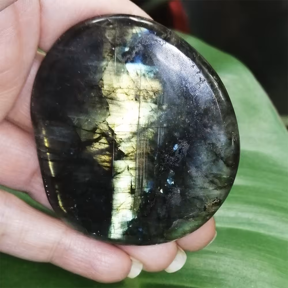 سنگ تامبل شده لابرادوریت ماداگاسکار نمایش رنگ بسیار زیبای پرطاووسی و آبی کد 929