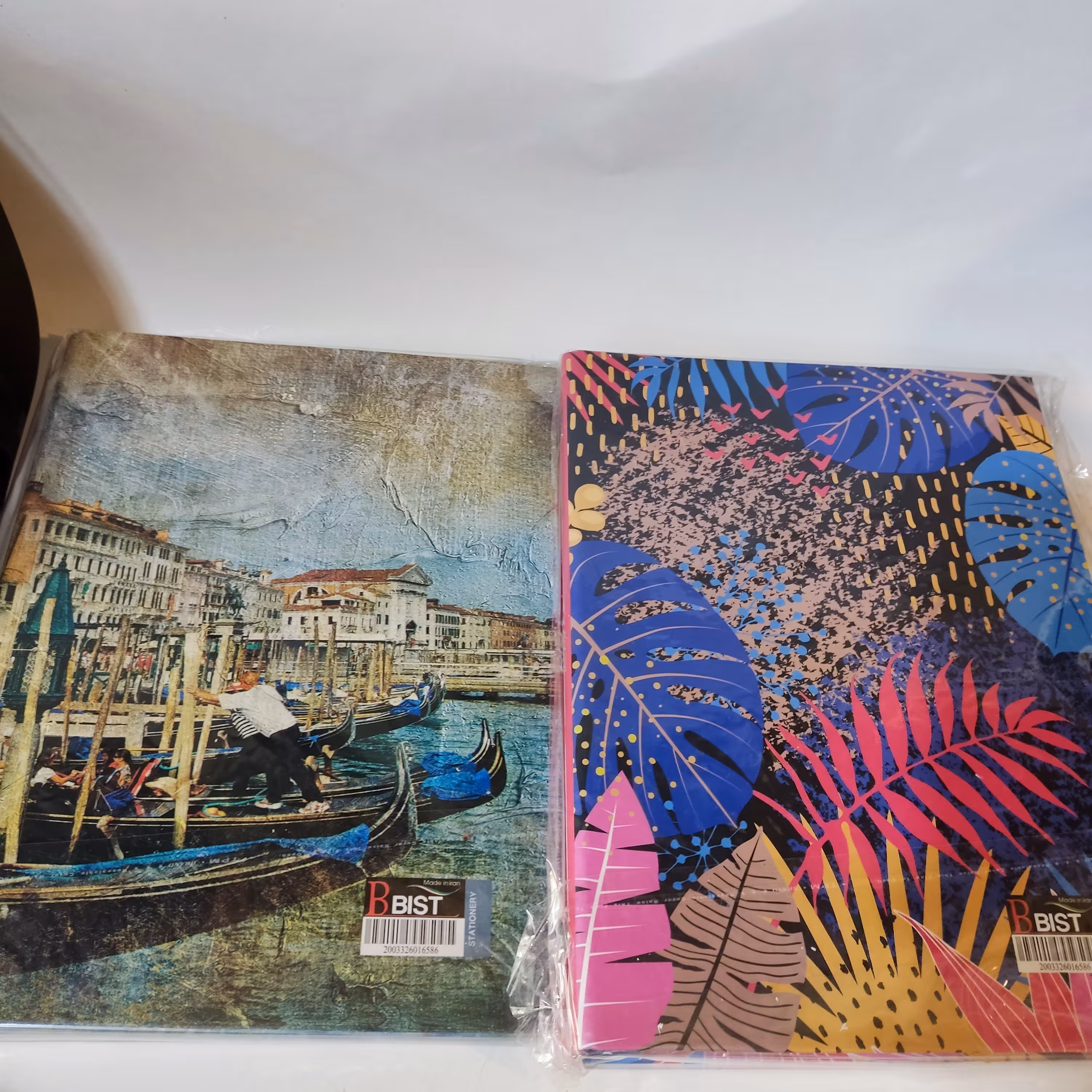 دفتر کلاسور 100 برگ قفل پلاستیکی جلد سخت درجه یک در طرح های کلاسیک(کد یک)