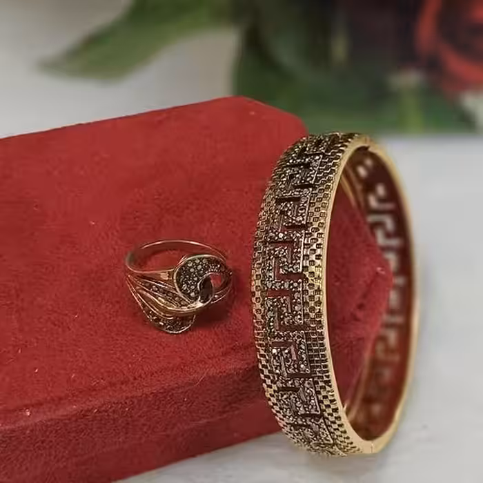 دستبند با نگین مارگازیت مشکی، دقیقا کپی طلا وبسیار با کیفیت