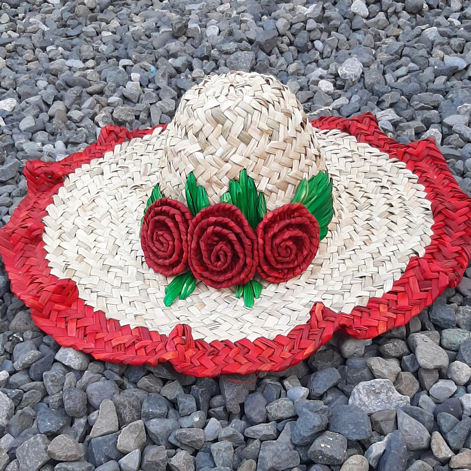 کلاه حصیری گلدار برای بانوان و کودکان در رنگ های صورتی و قرمز