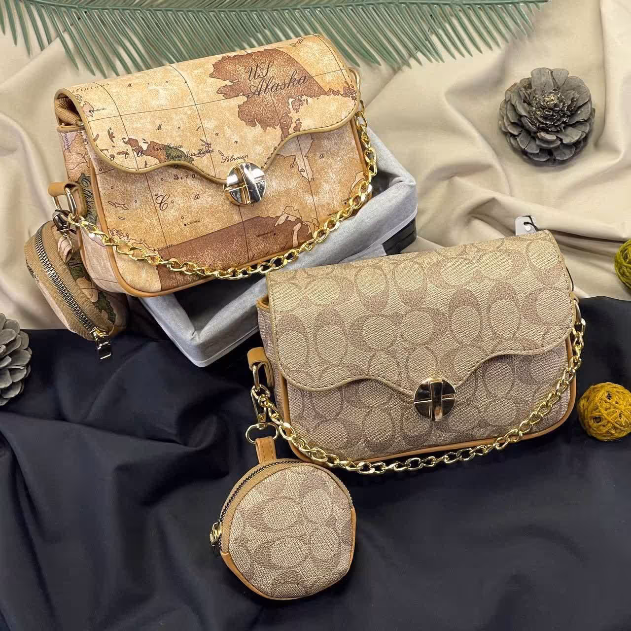 کیف پاسپورتی زنجیری  دارای طرح بندی دوشی و دستی  کیفیت دوخت عالی سایز13در21