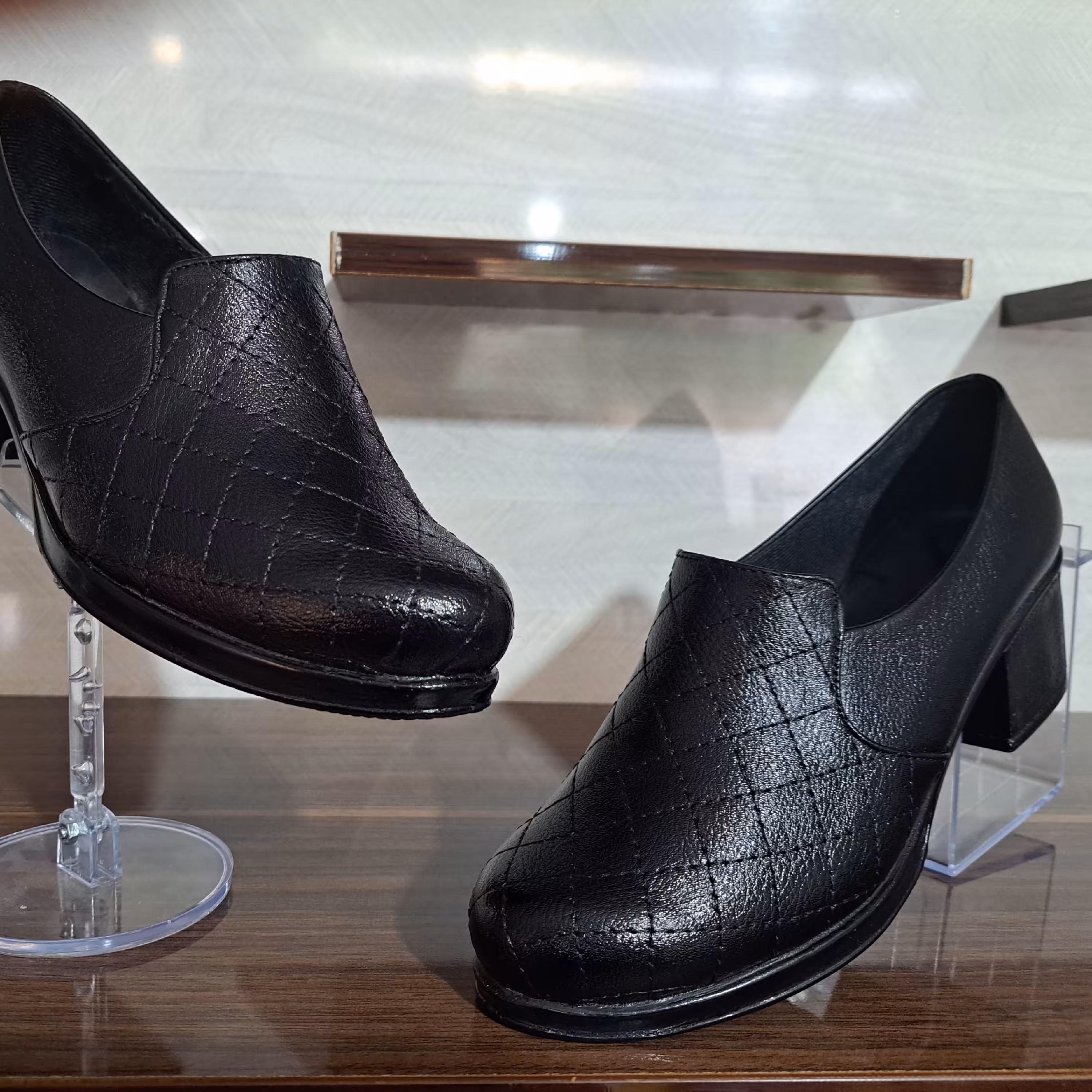 کفش زنانه طبی دوخت لوزی پاشنه 5سانتی