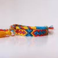 ست دستبند طرح لیلو و سرخپوستی با منگوله (رنگبندی قرمز و زرد و سبزآبی و فیروزه ای) محصول کاملا دستساز تیم گوزن آبی