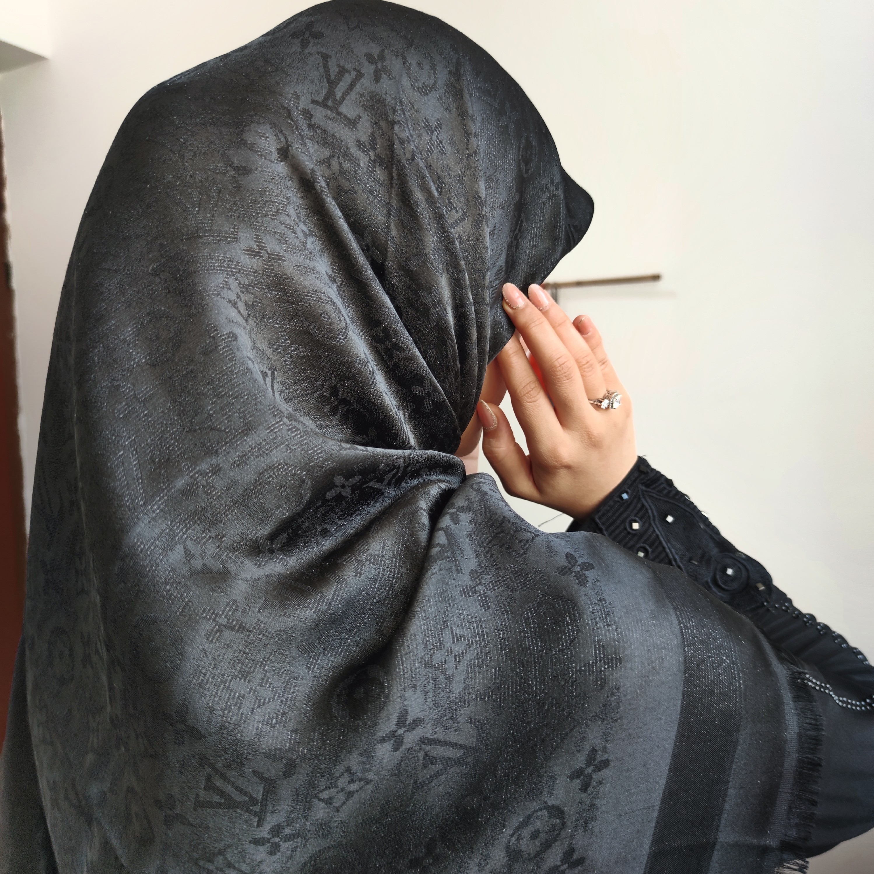 روسری ژاکارد نخ ابریشم لمه دار،قواره 140 با کیفیت عالی،رنگ مشکی سه طرح گل رز،ال وی،پوست ماری.بسیار محدود و قیمت منصفانه