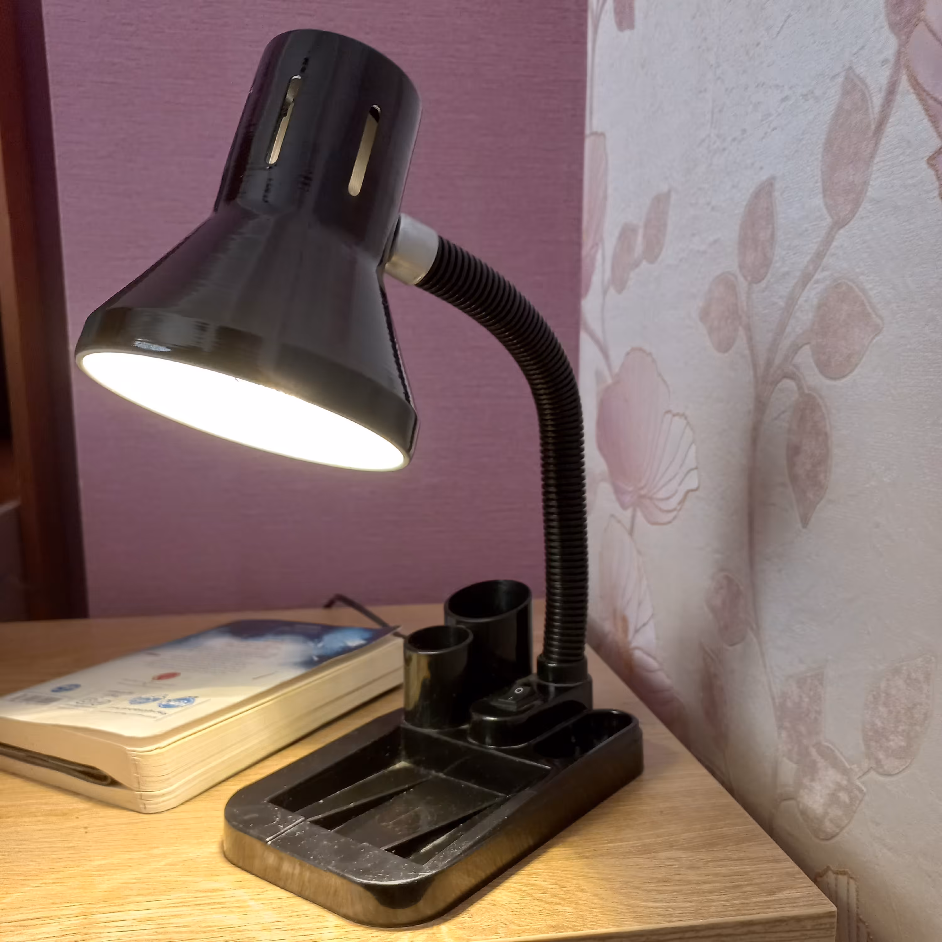 چراغ مطالعه مشکی وصورتی دارای کلید روشن و خاموش