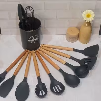 ست کفگیرملاقه استند دار سیلیکونی دسته بامبو 12 پارچه در دو رنگبندی باکیفیت  