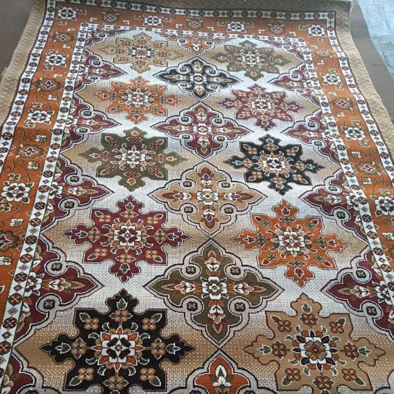 گلیم ماشینی6متری رنگ بژ مناسب آشپزخانه و اتاق طرح کتیبه