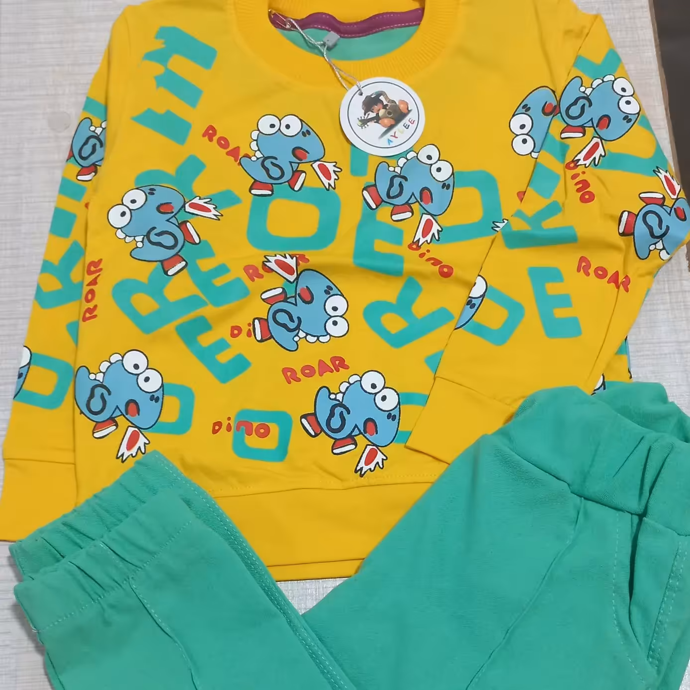 بلوز شلوار اسپرت بچگانه طرح آبنبات خور