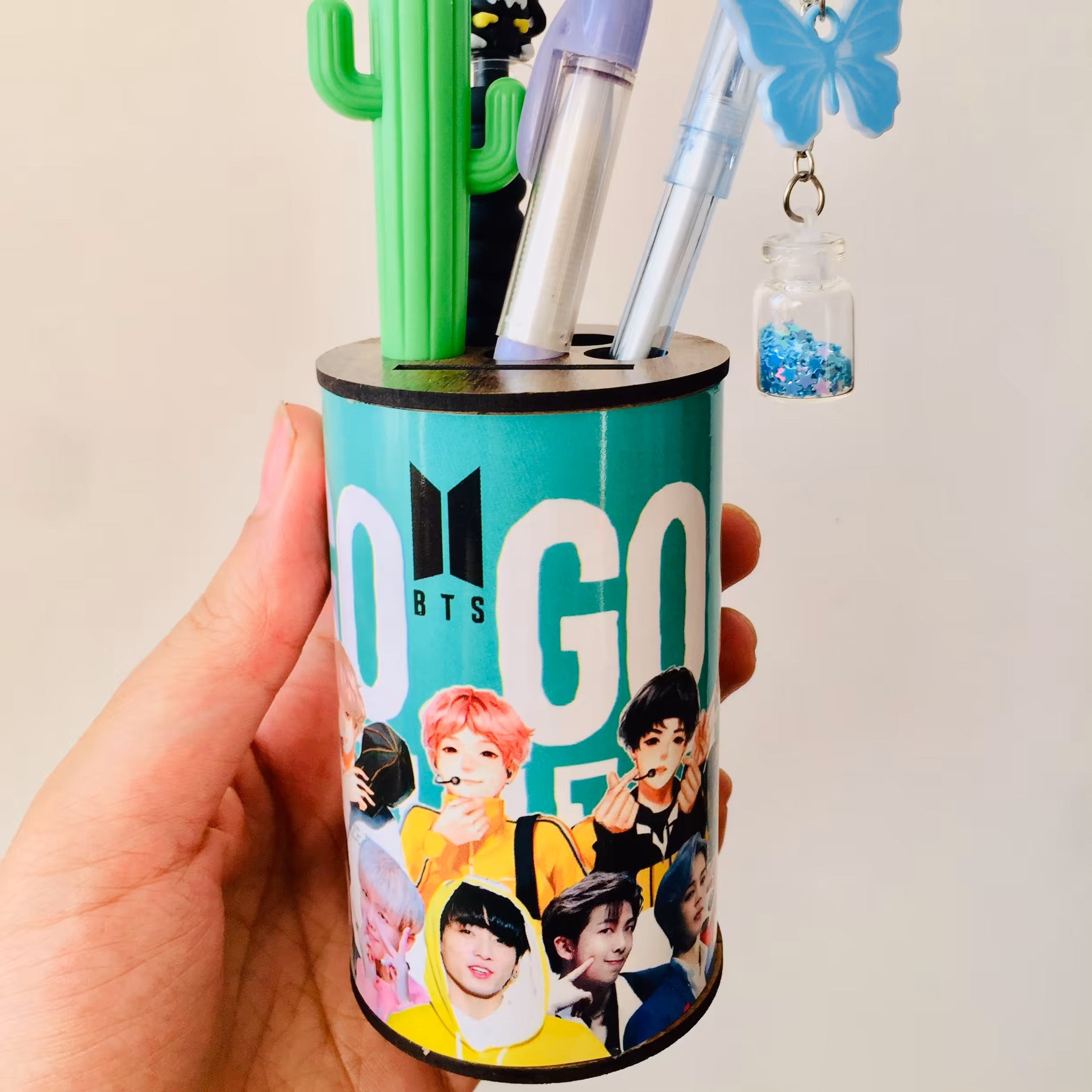 جاقلمی  فانتزی  چوبی  طرح  محبوب و پرطرفداربسیار با کیفیت  (5 عدد جای  خودکار یا قلم داره و 1 عدد جای خط کش )