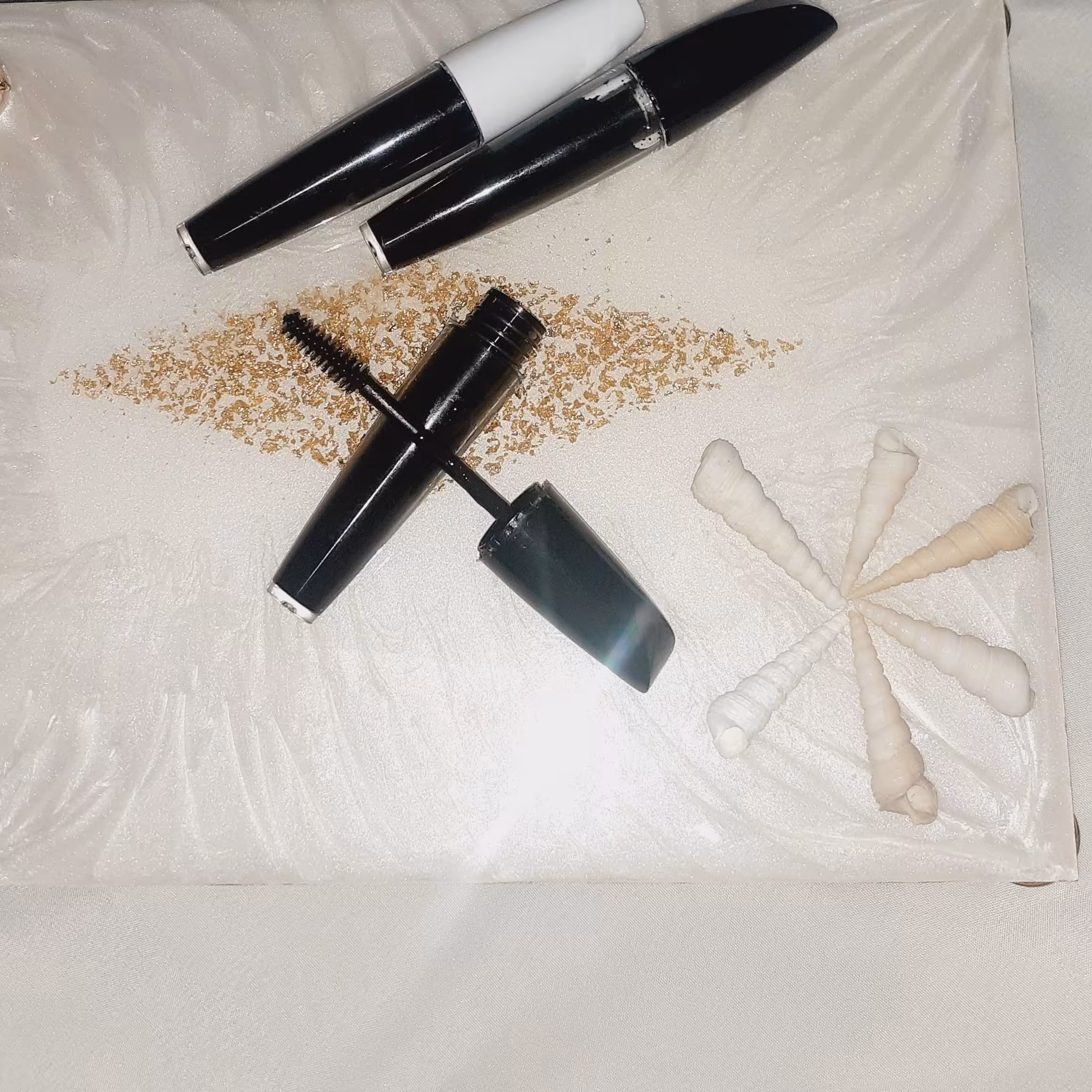 ریمل گیاهی تهیه شده ازگلاب وسرمه های باکیفت که بیشترجنبه ی تقویتی مژه هارودارد