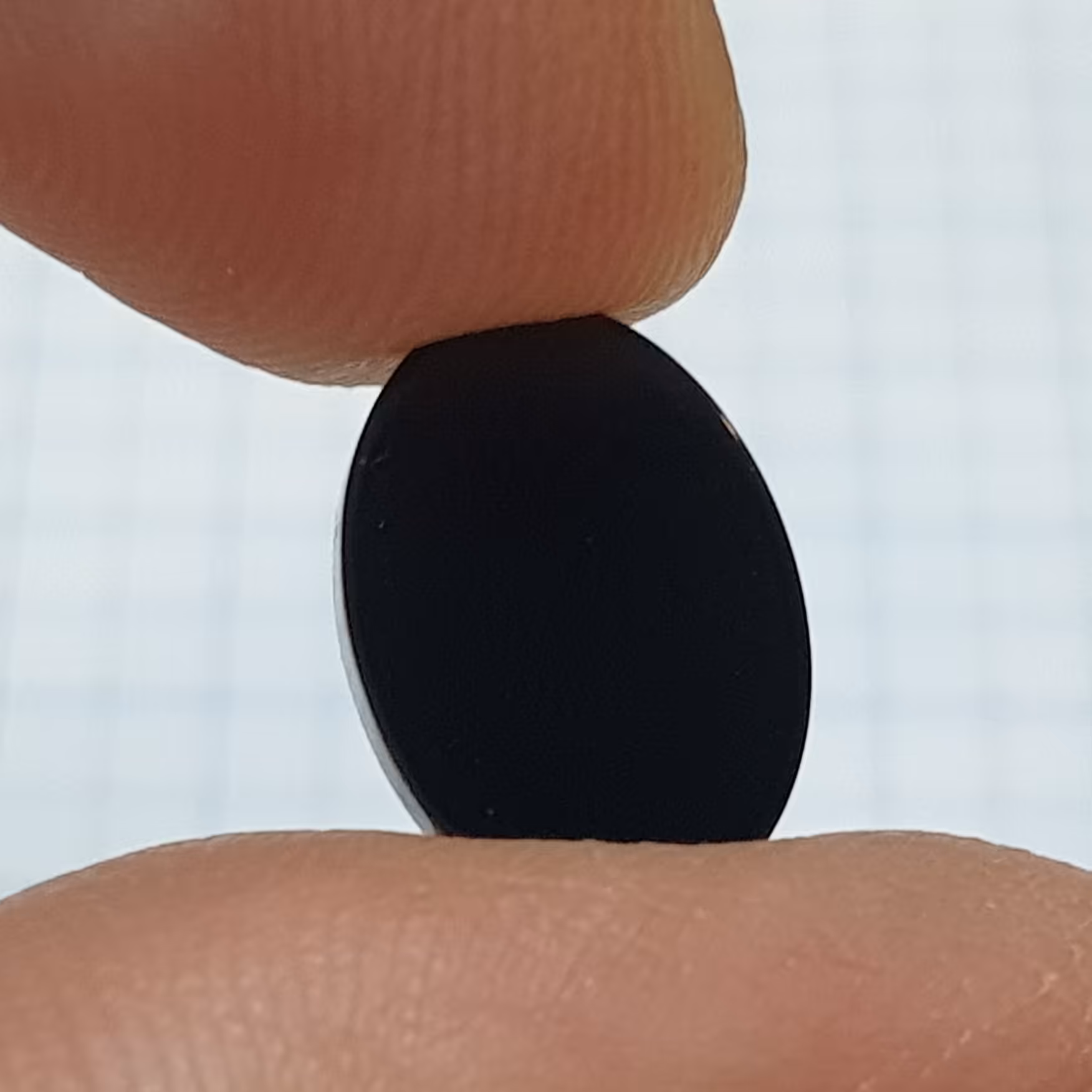 نگین اونیکس یا عقیق سیاه تراش بیضی 