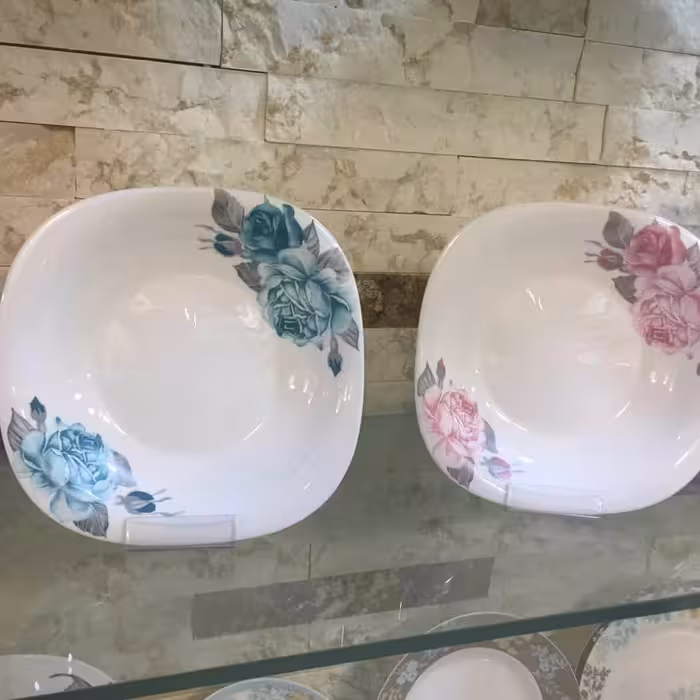 سرویس ارکوپال 26..... پارچه شامل شش عدد بشقاب شش عدد پیشدستی شش عدد خرشت خوری شش عدد پیاله ماست و یک دیس و یک کاسه بزرگ