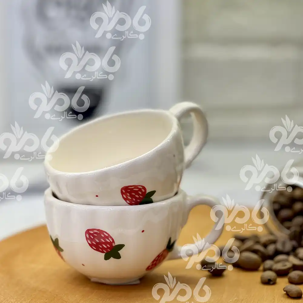 فنجان قهوه دالبری توت فرنگی