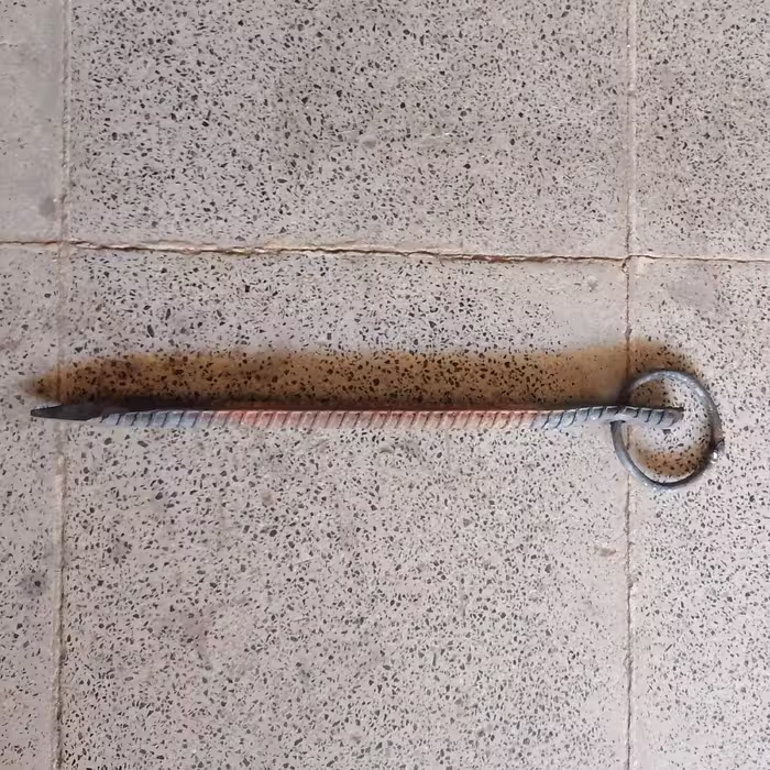 میخ طویله یا میخ بستن زنجیر و طناب