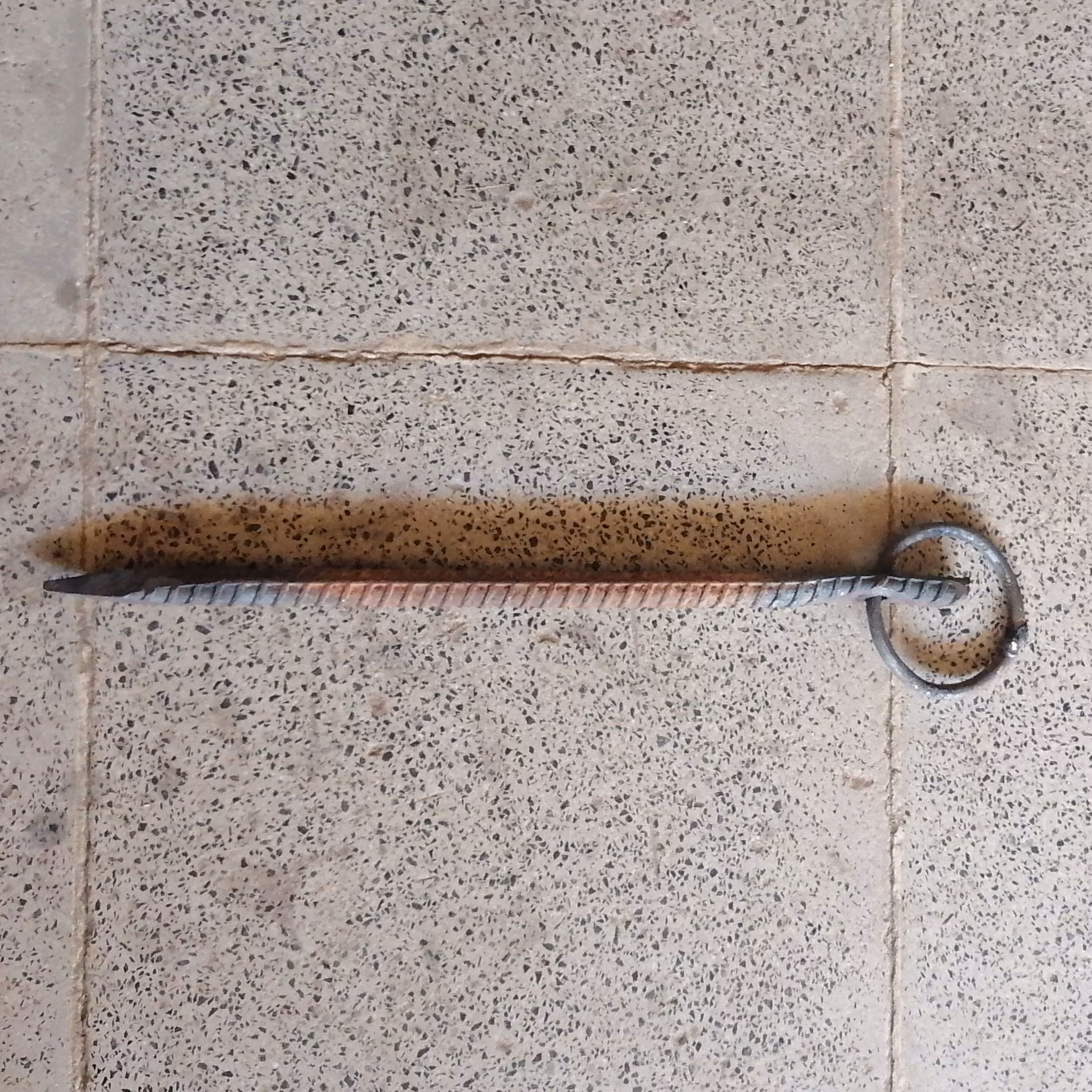 میخ طویله یا میخ بستن زنجیر و طناب