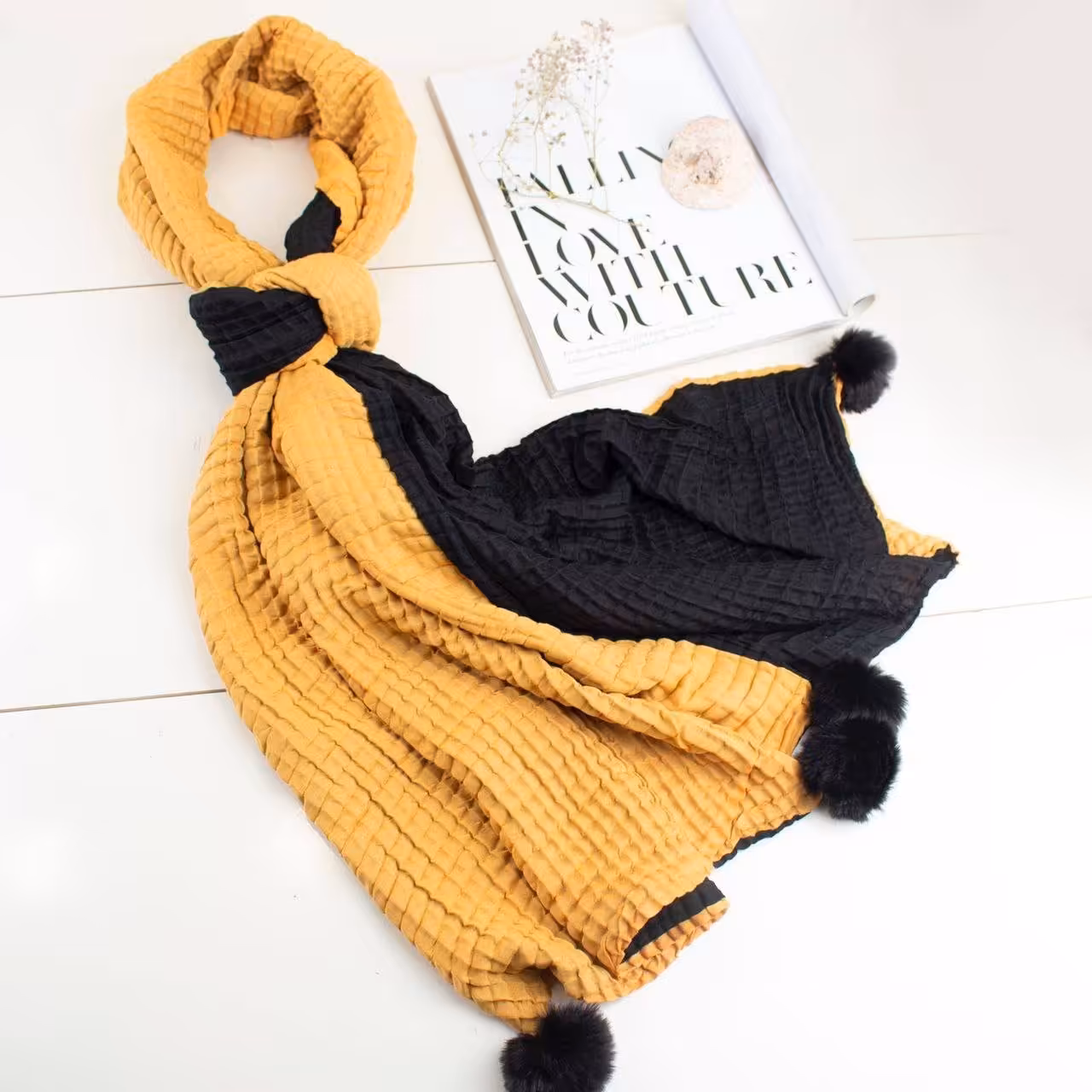 شال پلیسه دولایه
دورو   پاییزه پوم دار
قواره 2 متری 
در رنگبندی