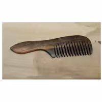 شانه چوبی دسته دار گردو دندانه ریز مدل 1 طول 20 چوب گردو یک تکه سانت مدل دسته حالتدار دستساز چوبکده بید سفید