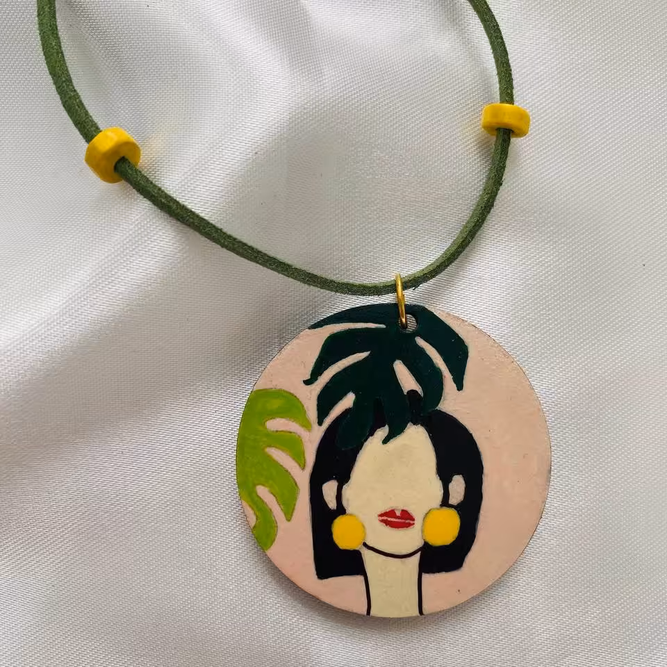 گردنبند چوبی طرح دختر و برگ انجیری