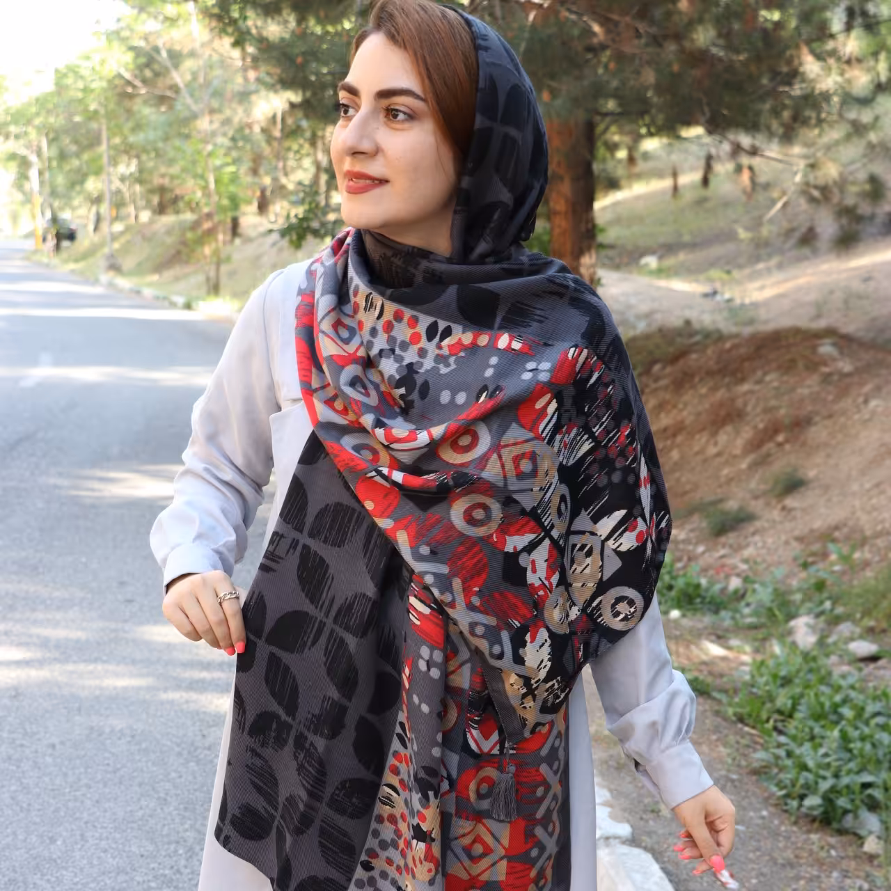 شال نخی ژاکارد منگوله دار مشکی قرمز  قواره دو متری دارای رنگ بندی