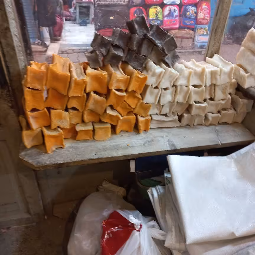 صابون مراغه به صورت قالبی  کاملا خشک درسه رنگ- سیاه سفید وزرد-