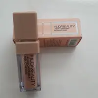 کانسیلر مایع HudaBeautyباکیفیت با کاور  عالی  مناسب خانمهای زیبا ونازنین برای تمام محافل