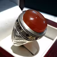 انگشتر عقیق سرخ یمنی اصل آبدار طبیعی رکاب دستساز مخراج یاقوت کبود اصل معدنی افریقایی